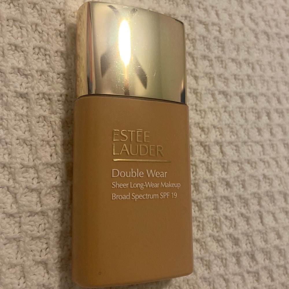 Estée Lauder double wear foundation with spf 19